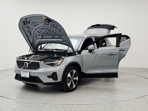 Certified 2025 Volvo XC40 B5 Plus AWD/4WD image 9