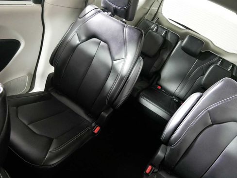 Used 2024 Chrysler Pacifica Touring-L FWD image 12