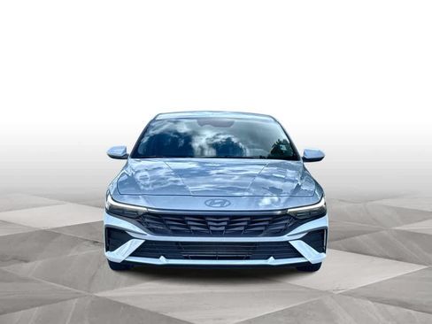 Used 2024 Hyundai Elantra SE FWD image 3