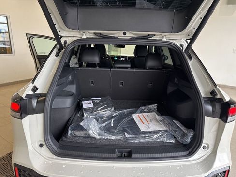 New 2026 Volkswagen Tiguan SE R-Line image 16