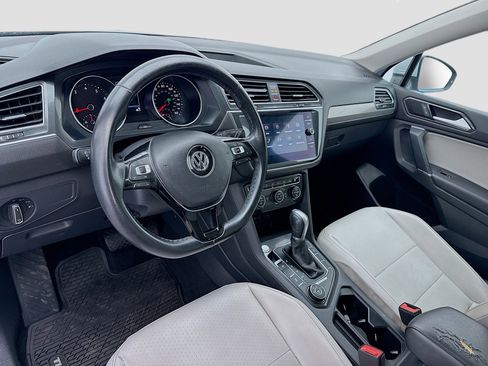 Used 2018 Volkswagen Tiguan SE w/ Panoramic Sunroof Package AWD/4WD image 7