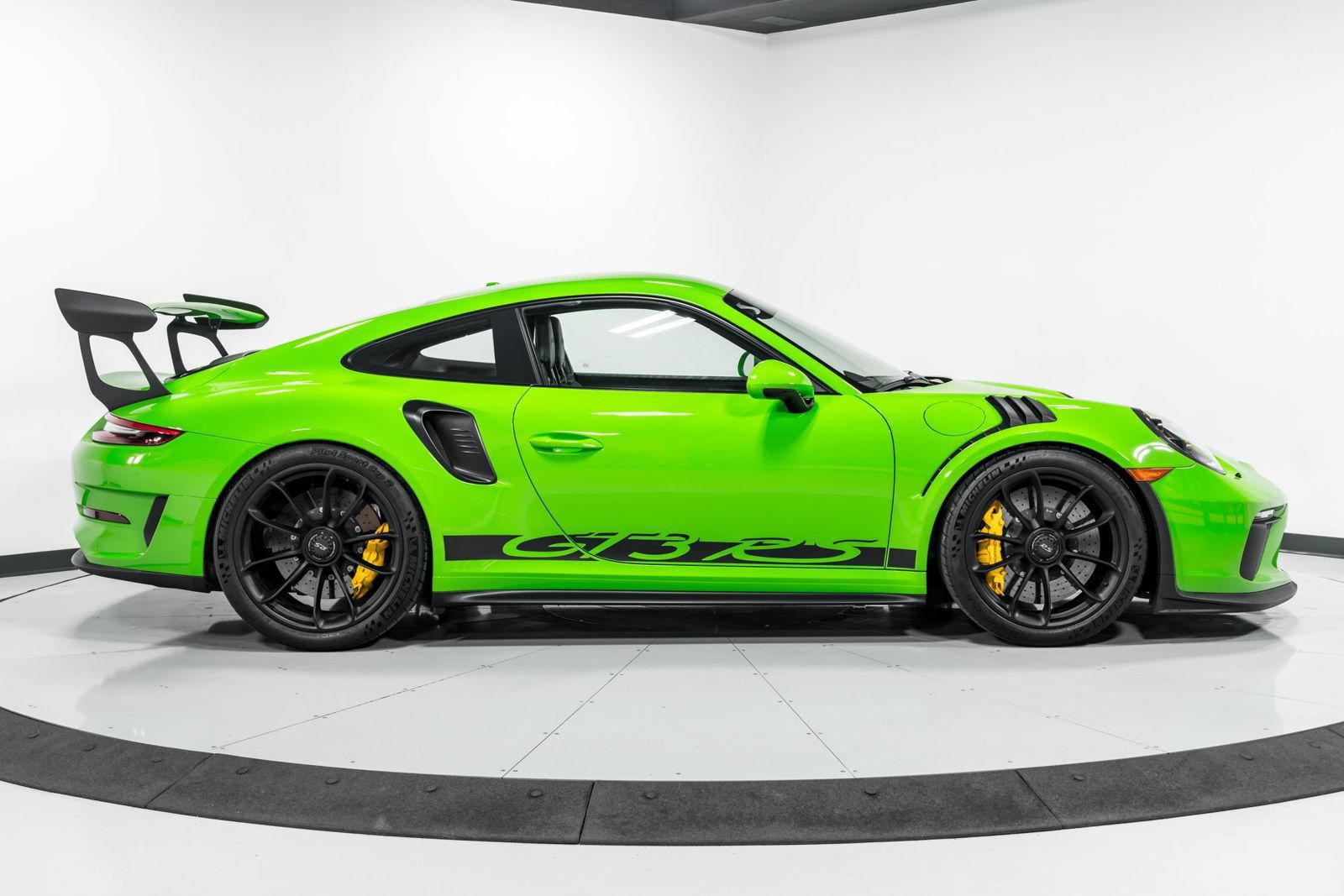Used 2019 Porsche 911 GT3 RS RWD image 2