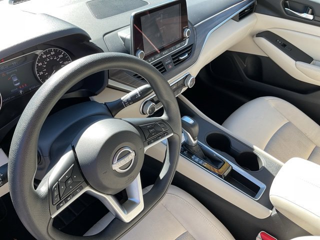 Used 2025 Nissan Altima 2.5 SV FWD image 19