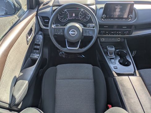 Used 2023 Nissan Rogue SV image 16