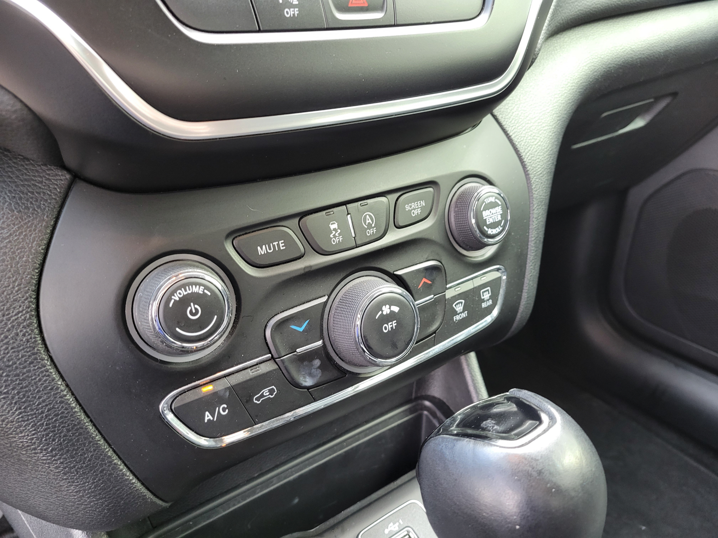 Used 2020 Jeep Cherokee Latitude Plus FWD image 21