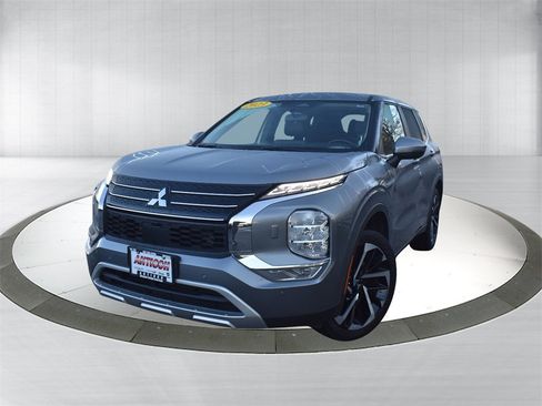 Used 2023 Mitsubishi Outlander SE image 1