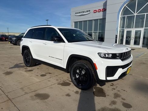New 2026 Jeep Grand Cherokee Laredo image 2