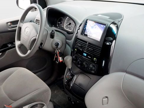 Used 2004 Toyota Sienna LE FWD image 19