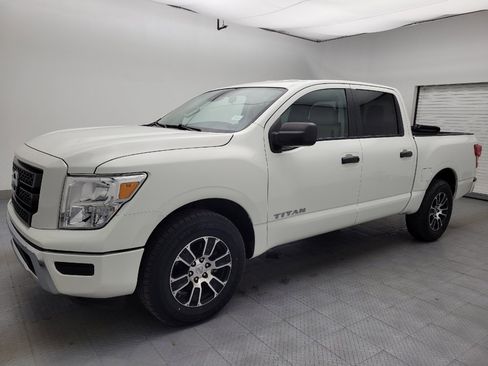 Used 2022 Nissan Titan SV image 2