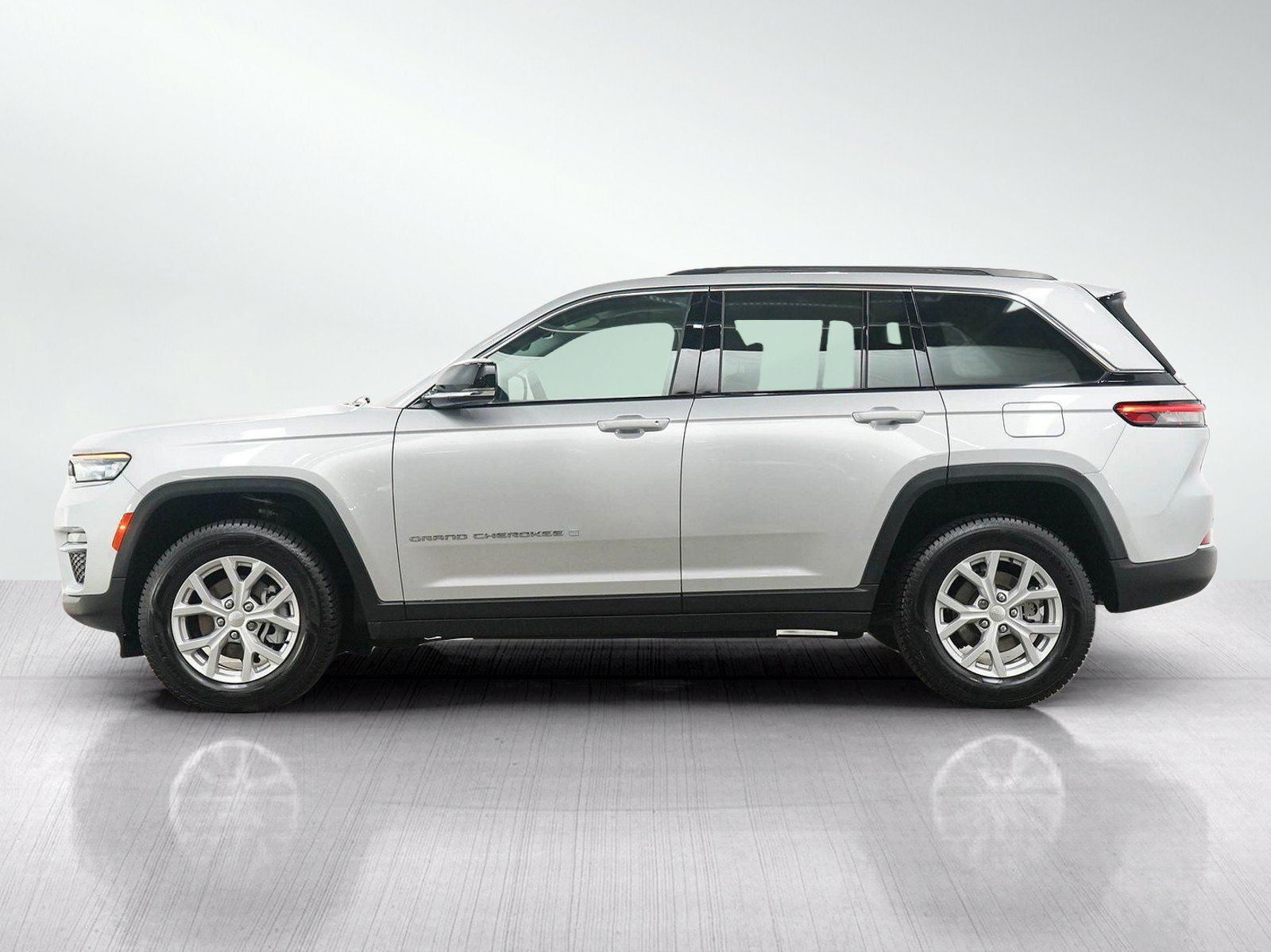 Used 2023 Jeep Grand Cherokee Limited AWD/4WD image 2