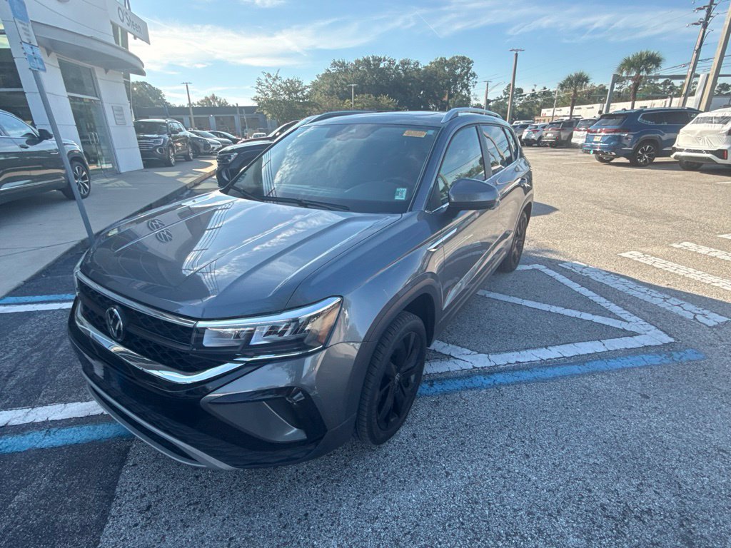 Certified 2024 Volkswagen Taos SE w/ Panoramic Sunroof Package FWD image 4