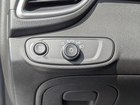 Used 2022 Chevrolet Trax LT w/ LT Convenience Package image 21