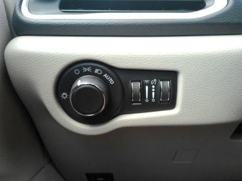 Used 2023 Chrysler Voyager LX image 36