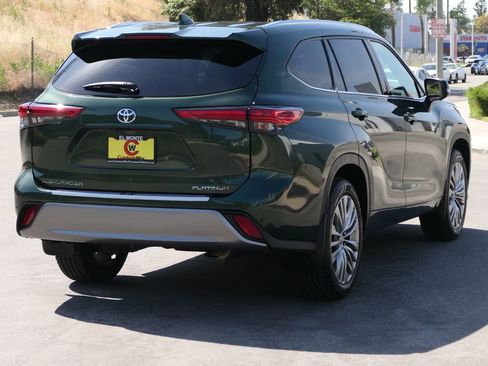 Used 2023 Toyota Highlander Platinum FWD image 2