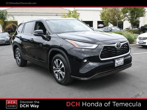 Used 2021 Toyota Highlander XLE FWD image 3
