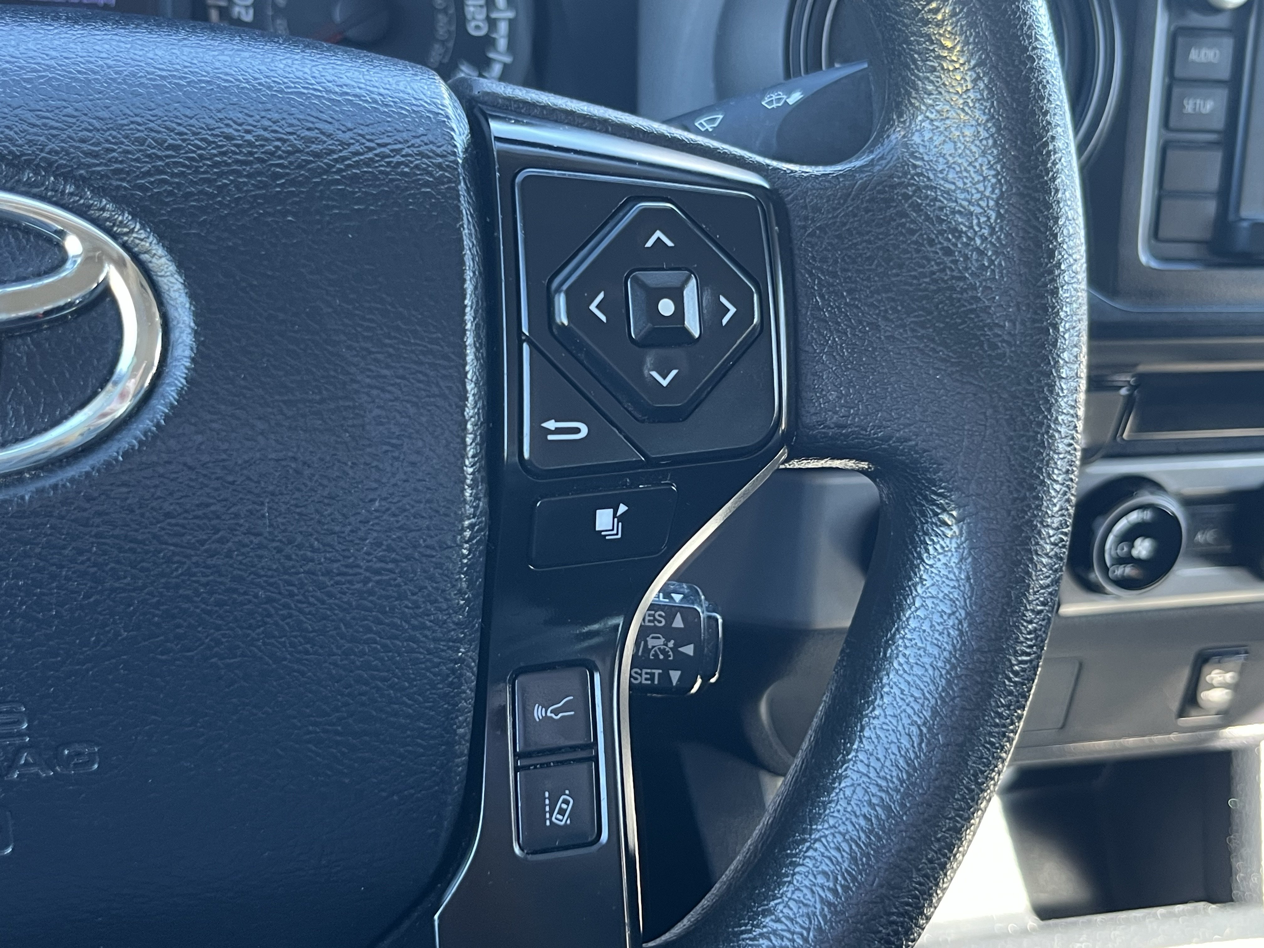 Used 2018 Toyota Tacoma SR AWD/4WD image 23