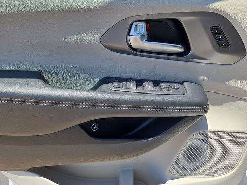 Used 2024 Chrysler Pacifica Limited FWD image 22