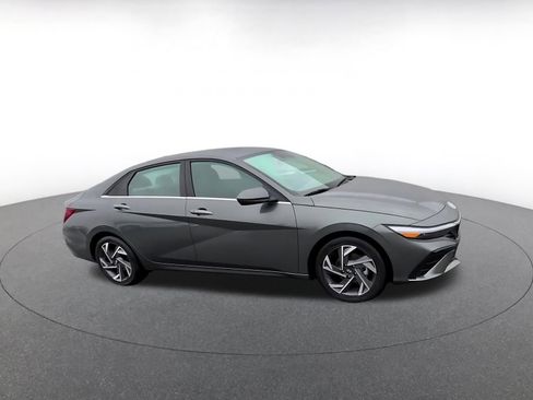 Used 2025 Hyundai Elantra SEL image 2