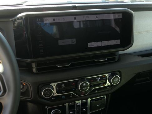 Used 2024 Jeep Wrangler Unlimited image 18