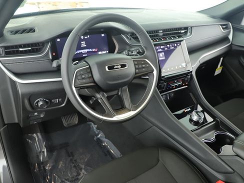 Used 2025 Jeep Grand Cherokee Laredo image 12