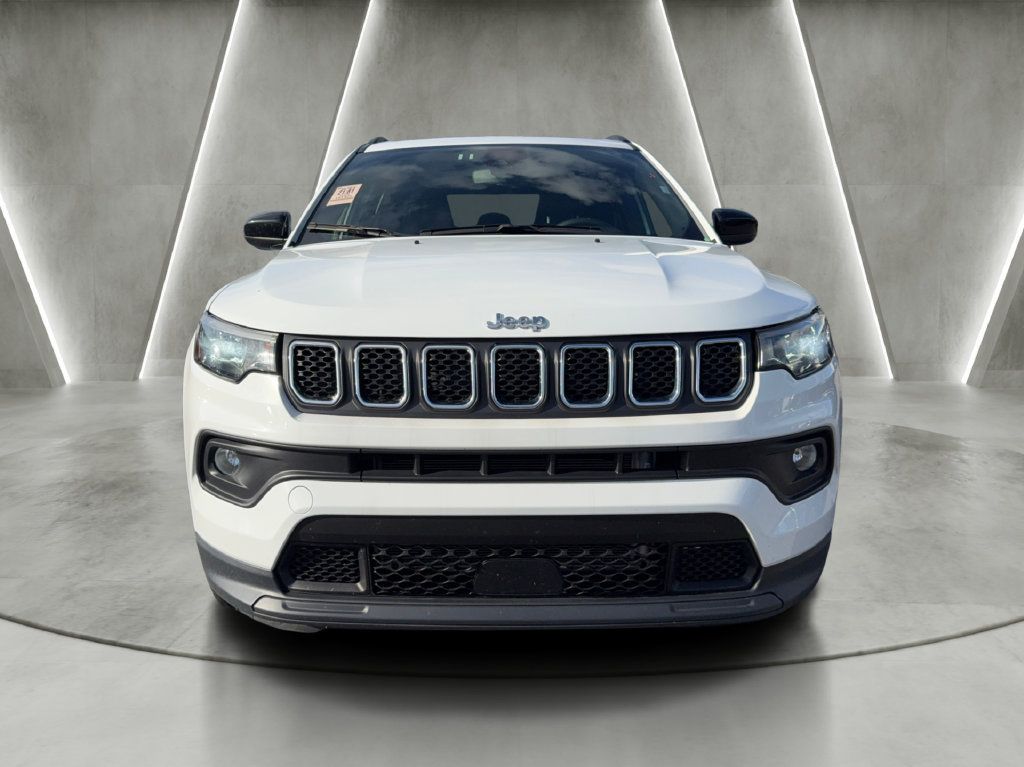 Used 2024 Jeep Compass Latitude AWD/4WD image 2