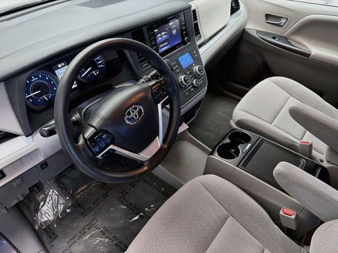 Used 2020 Toyota Sienna LE w/ Carpet Mat Package FWD image 7