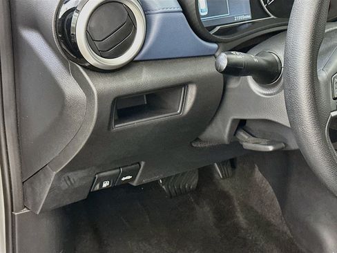 Used 2025 Nissan Versa SV FWD image 17