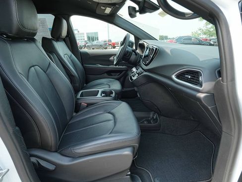 Used 2026 Chrysler Pacifica Select FWD image 19