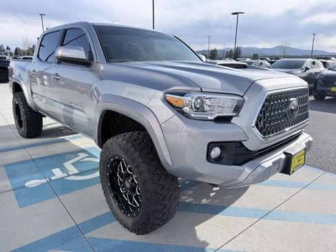 Used 2018 Toyota Tacoma TRD Sport w/ Technology Package AWD/4WD image 3