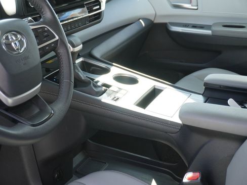 Used 2025 Toyota Sienna XLE image 22