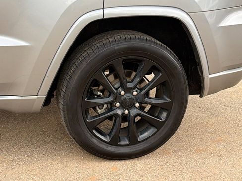 Used 2020 Jeep Grand Cherokee Altitude image 12