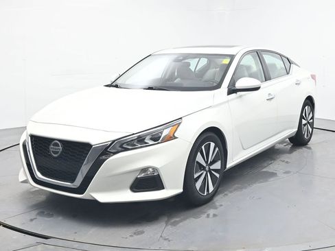 Used 2022 Nissan Altima 2.5 SV w/ SV Premium Package image 2