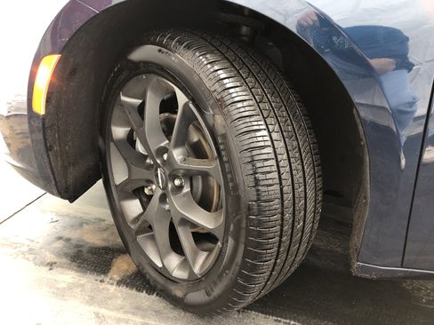 Certified 2024 Chrysler Pacifica Limited w/ S Appearance Package image 11