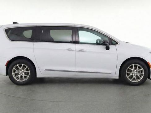 Used 2024 Chrysler Pacifica Touring-L image 2