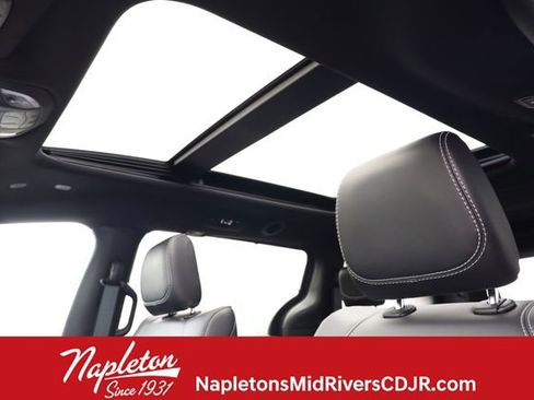 Used 2025 Chrysler Pacifica Select image 21