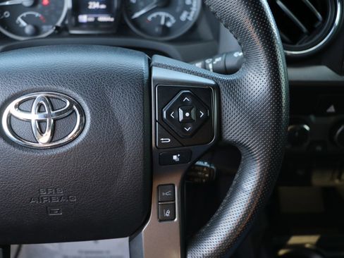 Used 2022 Toyota Tacoma TRD Off-Road image 18