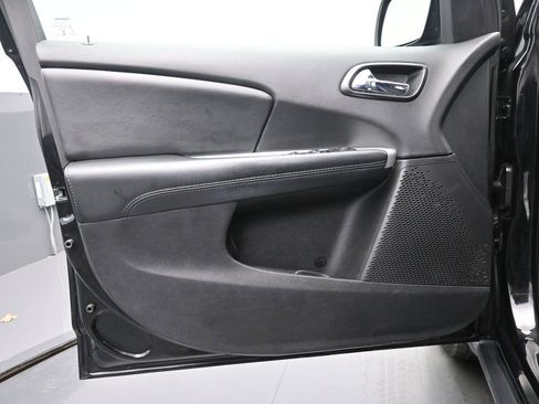 Used 2017 Dodge Journey SE w/ Flexible Seating Group image 12