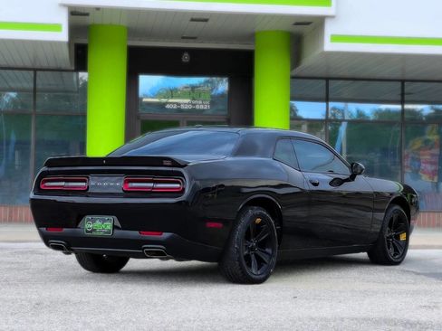 Used 2019 Dodge Challenger SXT image 8