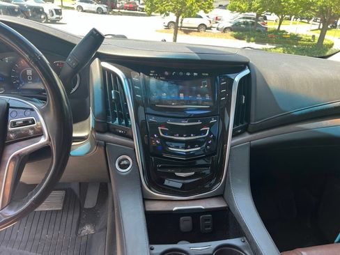 Used 2018 Cadillac Escalade Premium Luxury AWD/4WD image 12