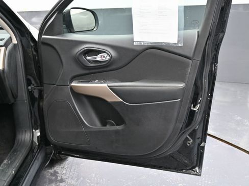 Used 2018 Jeep Cherokee Latitude w/ Safety Group image 30