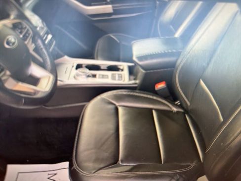 Used 2022 Ford Explorer XLT w/ Equipment Group 202A image 7
