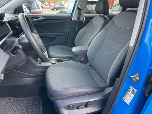 Certified 2025 Volkswagen Taos SE image 28