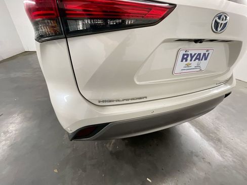 Used 2020 Toyota Highlander Platinum image 32