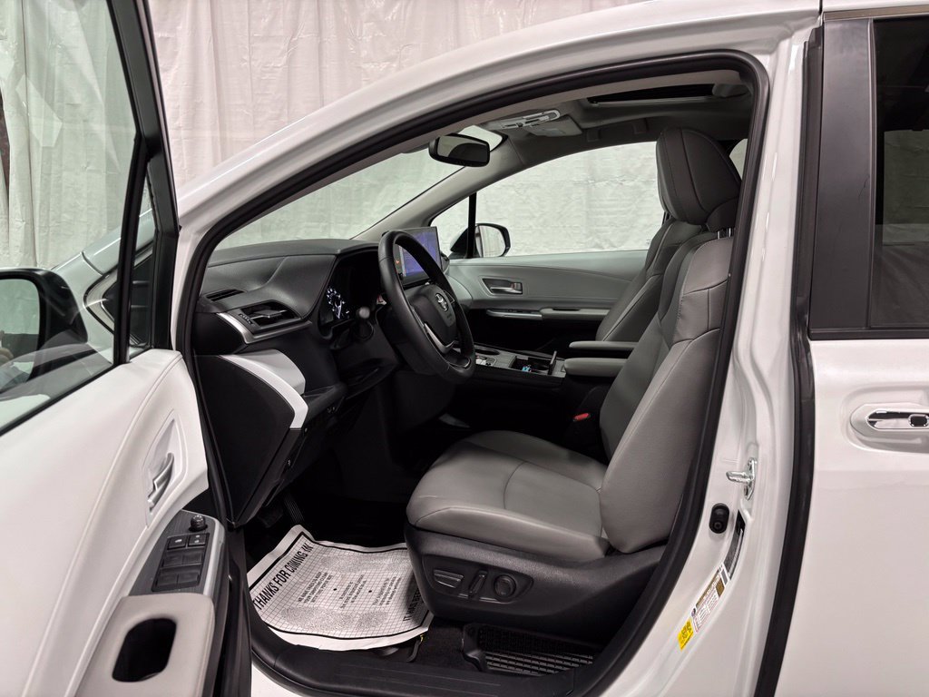 Used 2026 Toyota Sienna XLE FWD image 10