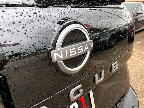 Certified 2025 Nissan Rogue SV FWD image 30