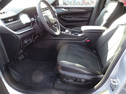 Used 2025 Jeep Grand Cherokee L Altitude image 27