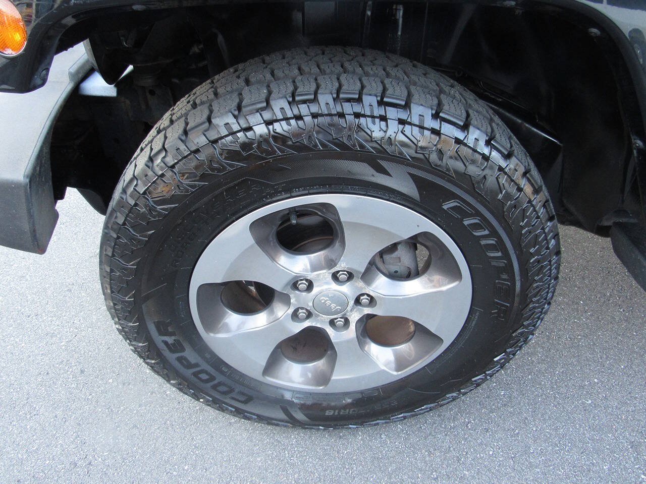 Used 2018 Jeep Wrangler Unlimited Sahara AWD/4WD image 12