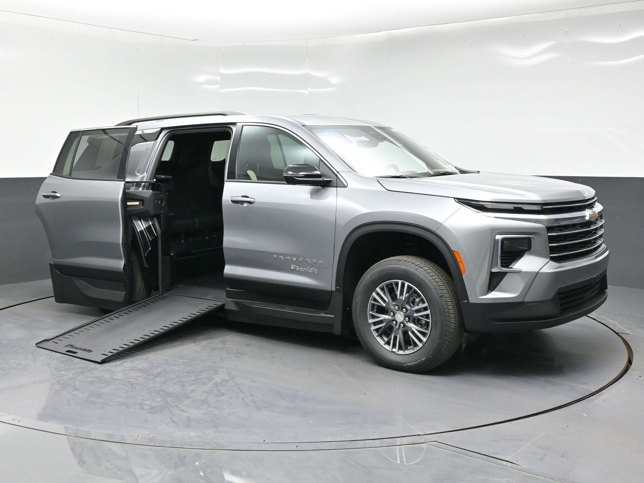 Used 2026 Chevrolet Traverse LT w/ Driver Confidence Package FWD image 1