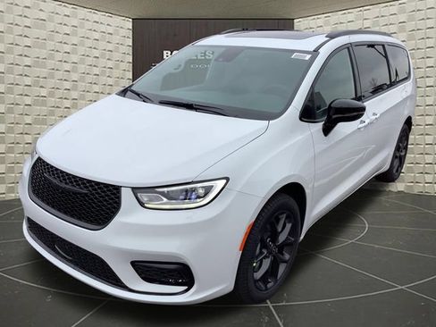 New 2026 Chrysler Pacifica Select w/ S Appearance Package AWD/4WD image 4