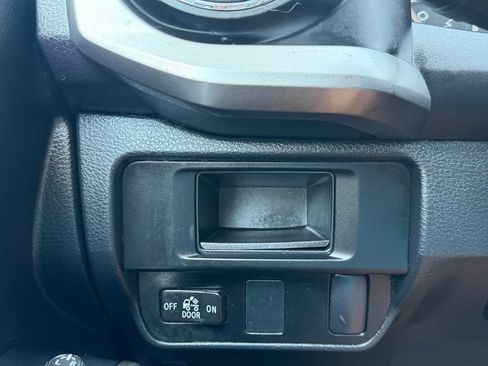 Used 2017 Toyota Tacoma SR5 AWD/4WD image 20